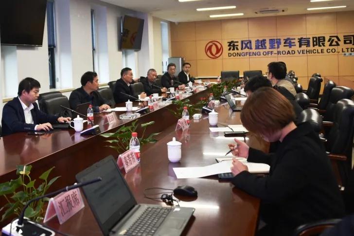 湘電集團黨委書(shū)記、董事長(cháng)周健君率隊拜訪(fǎng)東風(fēng)越野車(chē)有限公司.jpg